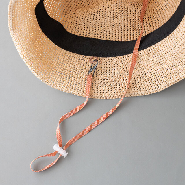 本体カラーに合わせたハットストラップ(あご紐)付き。
普段は外してすっきりと、活動的な日は装着して。シーンに応じた使い分けが可能です。
内側のループで簡単に取り外しができるので、お手持ちのコードへの付け替えなど、自分らしいアレンジも自在にできます。