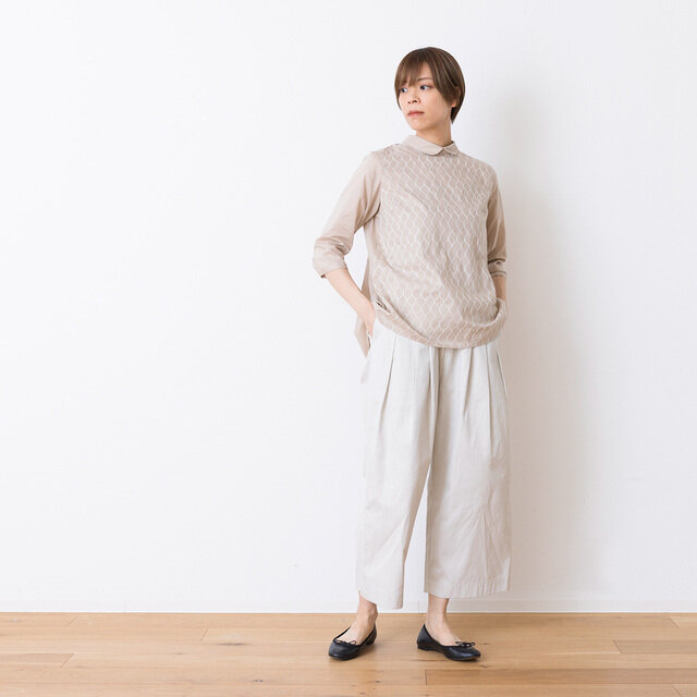 着用:ラウンドカラーバックタックブラウス(ベージュ)