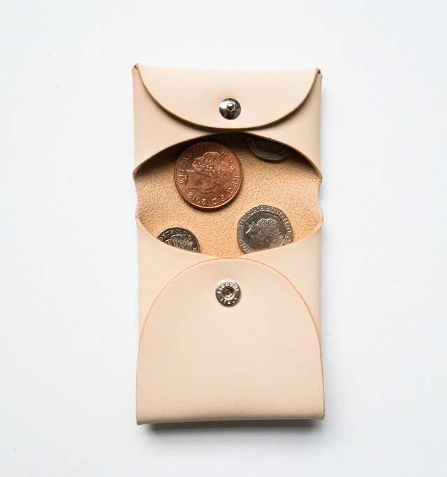 フタと本体それぞれがポケット型になっていることで、コインがこぼれにくく、落ち着いてお使いいただけます。内側はスエード地になり、程よい摩擦があることでコインの滑りをスムーズにします。
