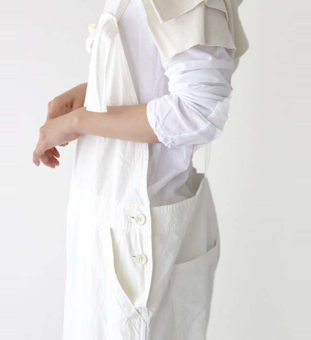 color:WHITE