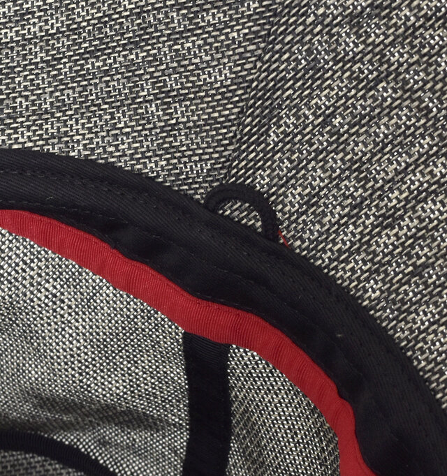 内側にはあご紐用のループが付いており、
アウトドアシーンなど、必要に応じて取り付けることもできます。
