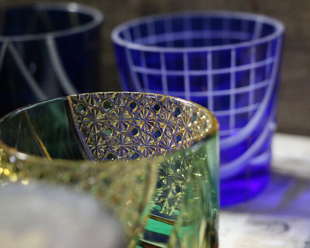 江戸時代後期に江戸で始まり、ガラスの表面にカットを入れる技術を施した硝子工芸品。回転する円盤状のダイヤモンドホイールにガラスの表面を押し当て、ミリ単位の精度で細かな模様を刻んでいく技術のこと。非常に繊細で高度な職人技が要求されます。国の伝統的工芸品・東京都伝統工芸品・地域ブランド商標認定のガラス工芸にも指定され、その美しさと精緻な技巧で海外からも高く評価されています。