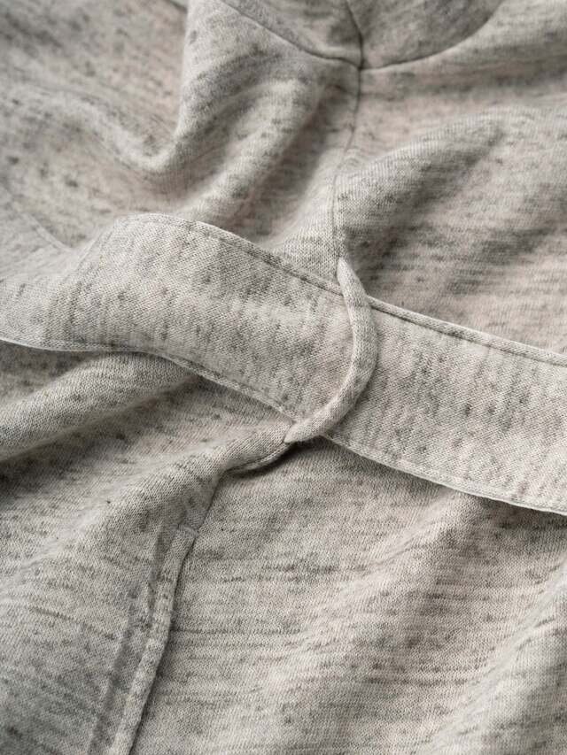 カーディガンの両側には紐が通せるループが。