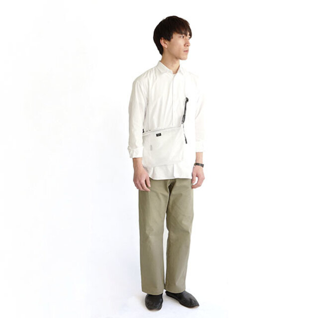素材の特色として面白いのが、その質感。
シャカシャカと音の出る素材感は洋服にはあまり無い風合いで、同色の洋服に合わせても素材感の違いで、コーディネートに楽しいエッセンスを加えることができます◎