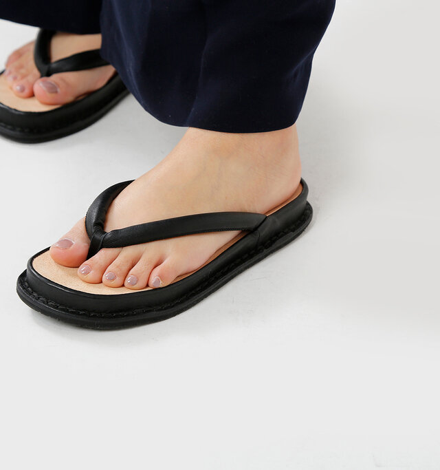日本の伝統的な草履から
インスパイヤされた”ZORI”

草履をレザーサンダルとして
ブラッシュアップさせた
trippenらしいセンスが光るサンダル。

甲の部分にあたる部分は
クッションが入ってソフトな肌触り。
フラットな作りで
長時間履いても疲れ知らず。
見た目も履き心地も
涼し気なサンダルは、
夏のスタイルに
変化をつけたい方にオススメの1足。