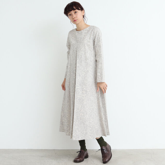 アイボリー着用、モデル身長:158cm