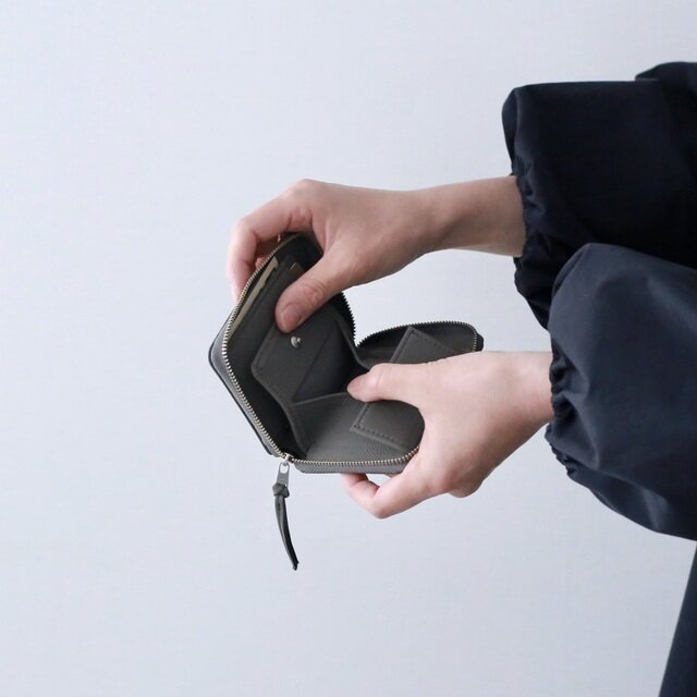 小銭入れは大きくガバッと開きます。
中身が見やすく取り出しやすいです。