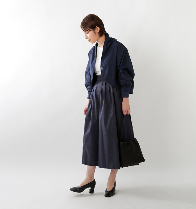 model yama:167cm / 49kg
color : navy / size : F
ボリューム感のあるシルエットでコーディネートの主役となる一枚です。
カラーは「khaki」「navy」の2色。