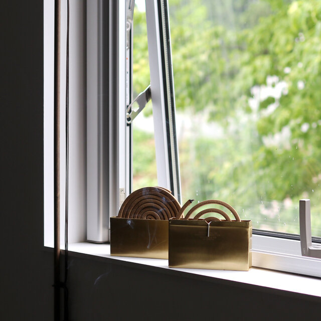 インテリアの邪魔をしないからお部屋の中でも気兼ねなく使いやすい。
窓際や風上へ置いて置くと蚊取り効果も◎です。