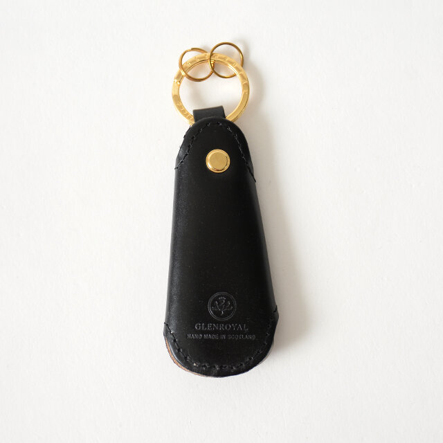 裏面には“GLENROYAL”のロゴが品良く型押しされています。
鍵を取り付けることもできるゴールドカラーのリングには、さりげなくブランドネームが刻印されています。