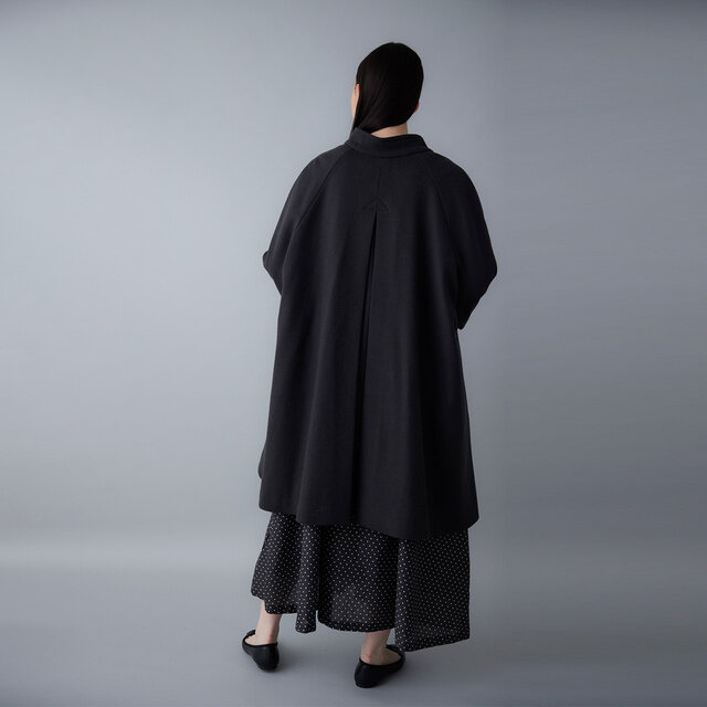 背中のボックスプリーツが、動きに合わせてやわらかなシルエットを生み出します。