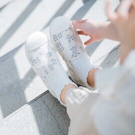 hanamikoji｜足先ぷっくりスリッポン　白のゆらめき　靴　シューズ