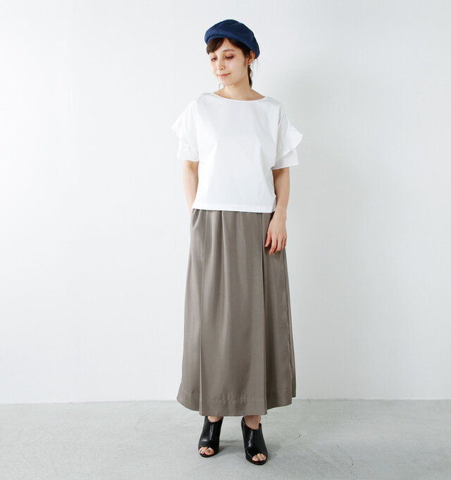 model yama:167cm / 49kg
color : navy / size : one
シンプルコーデのアクセントとしても使えますし、フェミニンコーデの仕上げに被っても可愛い♪