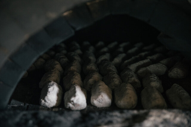 窯一面にシュトレンを詰めて焼き上げるのはこの季節の醍醐味です