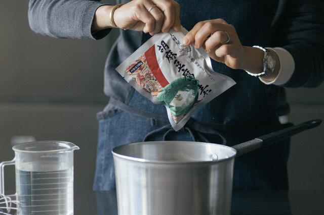 1.水にときほぐす︙鍋に胡麻豆腐の素100gを入れ、水または、だし汁500ccをそそぎ入れ、ムラのないように、ときほぐします。