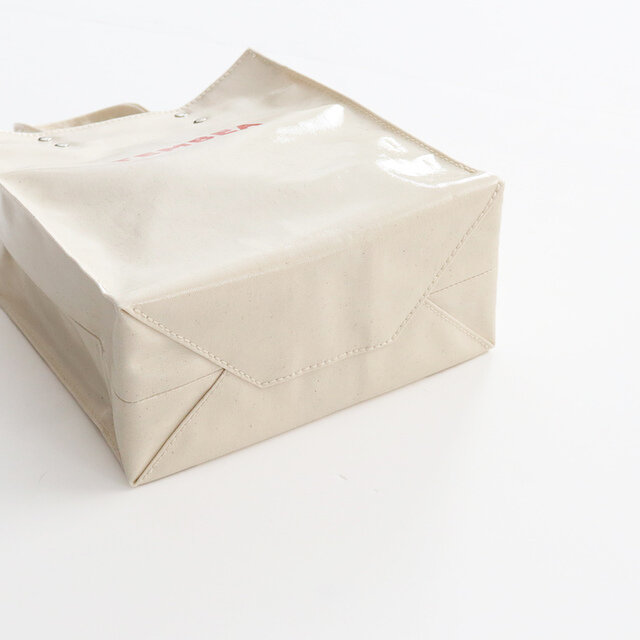 大きすぎず小さすぎずでしっかりマチもあります!
キャンバスの生地だと汚れが気になってしまうカラーも一安心◎
PVCコーティングを施しているので、雨の日にも手にとりやすくて防水性、耐久性を保たせています。