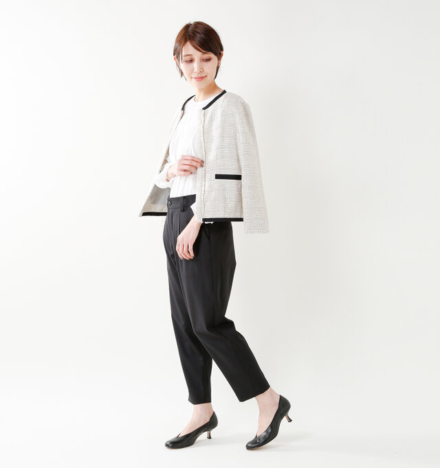 model yama:167cm / 49kg
color : black / size : 38
大人っぽいデザインですのでトレンドのトラッドな着こなしや、パーティーなどのフォーマルなシーンでも活躍間違いなしの一足です。