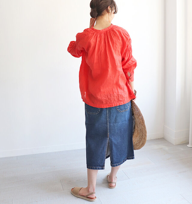 首まわりや腕まわりのギャザーによって生地に動きが出て、ドレープも綺麗に広がります。
風が通りぬけ、暑い季節も涼しく着こなせる一着です。