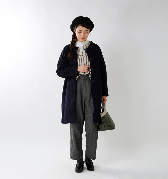 model kanae:167cm / 48kg
color : navy / size : F
シンプルの中にも遊び心を感じる「普通」じゃ物足りない大人にこそ着ていただきたい、ひねりの利いたデザインです。