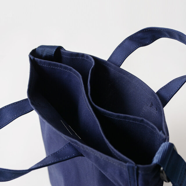 内側は3層に分かれており、荷物の整理がしやすい便利なつくりになっています。