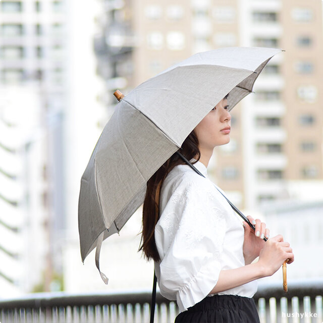 折りたたみは耳のあしらいがないシンプルなデザイン。リネンの生地感が上品な印象です。
