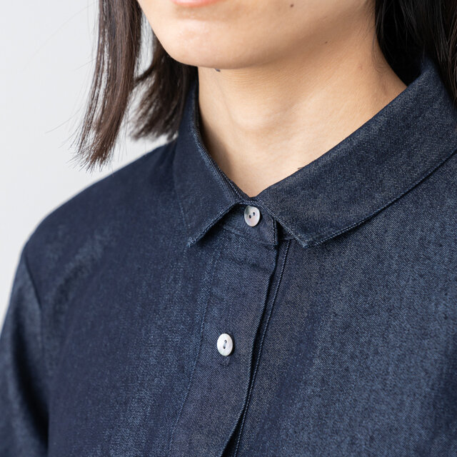 襟付きのデザインに、光沢のある貝調ボタンがアクセント。
自然ときちんとした印象に整います。