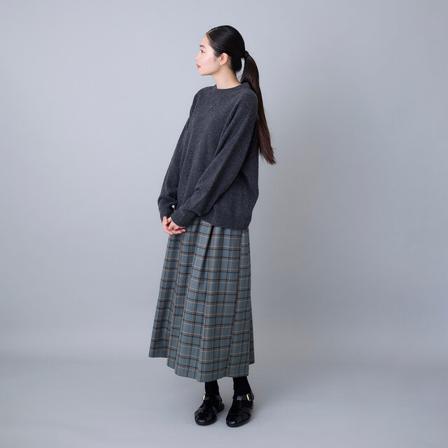 ほどよいボリューム感で広がりすぎず、動くたびにふわりと揺れる軽やかなシルエットです。