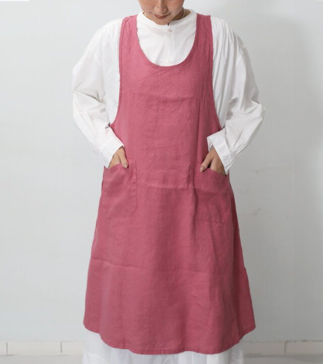 シンプルなTシャツとレギンスをあわせるだけで、格好がつくので部屋着としてもオススメ。