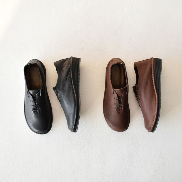 カラーは画像左から「black」と「dark-brown」の2色をご用意しています。
