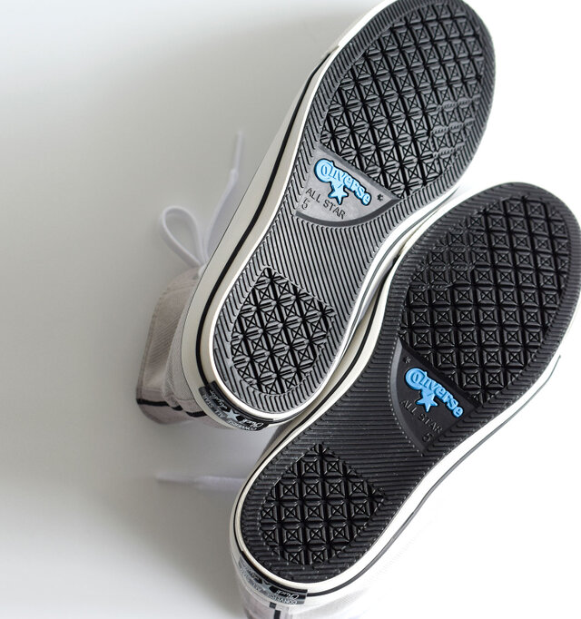 路面で滑りにくいよう、機能を高めたオリジナルアウトソール「Traction Sole」を採用。