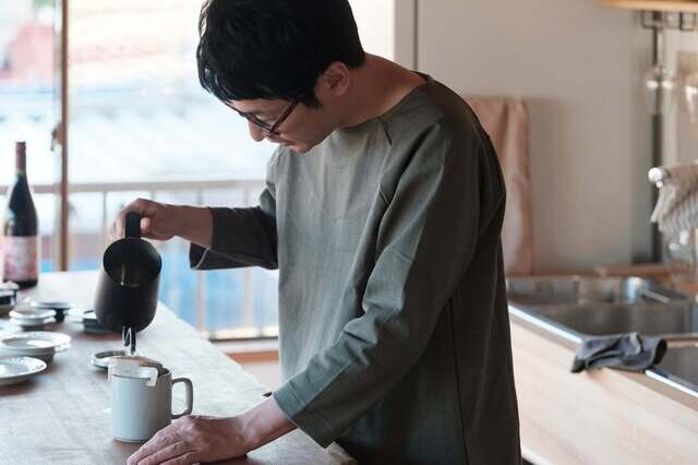 徐々に湯量を増やし、粉がこぼれないように数回に分けて注ぎます。