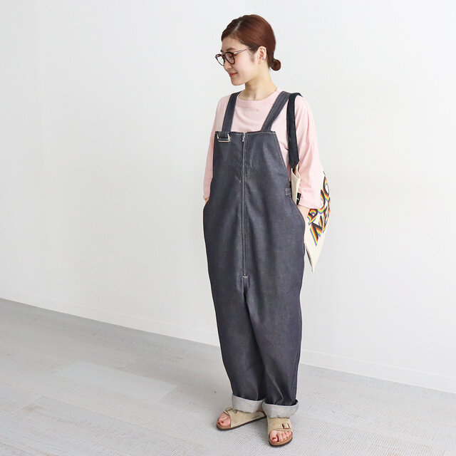 ベルトデザインが個性的で可愛いデニムオーバーオール。
ブラックデニムはホワイトのステッチで、印象がガラリと変わります!