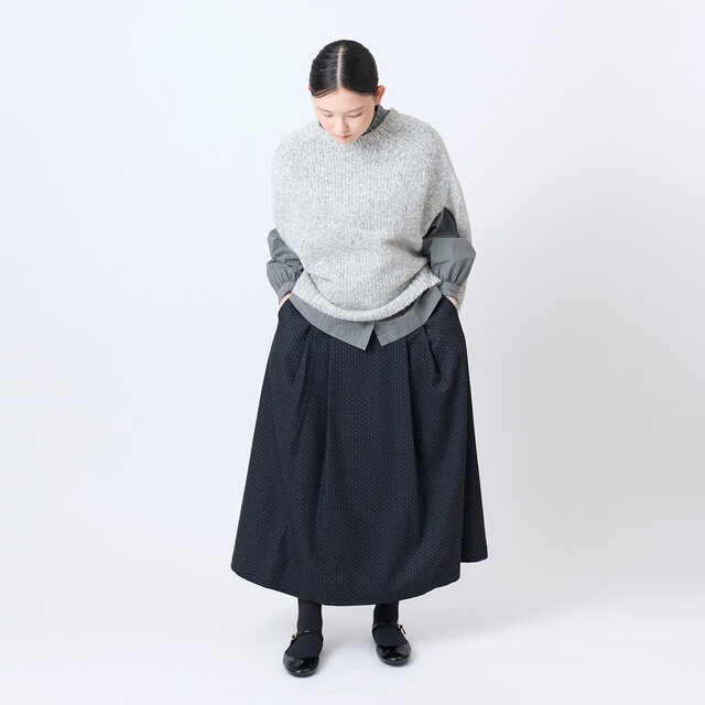 ニットを重ねれば、装いもぐっと冬らしい表情に。