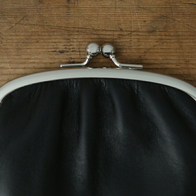 がま口のつまみは、内外ともに開閉しやすい『玉型』になっていて、ワンタッチで開閉ができるのも便利です。荷物を少なくしたい日にも、がま口ならコンパクトに収まります。