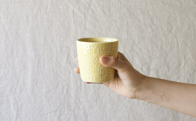 patterned cup の「squall gray」、「yellow」、「ash gray」と同じカラー展開ですので、こちらと一緒にも使っていただいても相性良く食卓を彩ります。