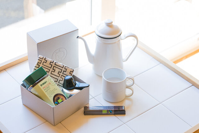 活用例3:コーヒーセットを入れて。自宅やオフィスでの保管用はもちろん、
ピクニックに箱ごと連れて行っても気分があがります。