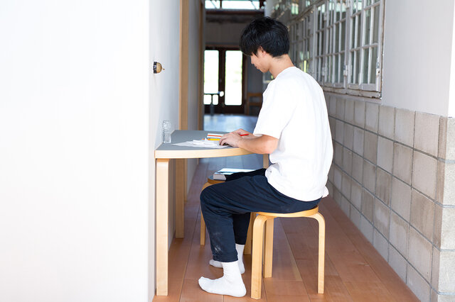 (画像天板カラー:ライトグレー)
どんな場所でもスペースを有効に使える、便利な半円テーブル。
2台を組み合わせて円形や変形のテーブルとしても使え、
また壁にぴったりと合わせて、など、いろいろな用途で大活躍まちがいなしです。
