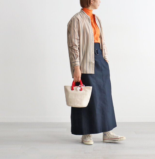 最後にネイビー!
POPなカラーTeeや遊び心溢れるバッグと合わせてカジュアルな着こなしに。
落ち着いたトーンのネイビーは色モノにもベーシックカラーにも相性バッチリです!