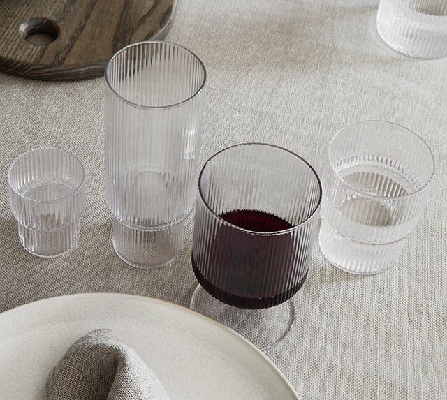 左から　スモールグラス、ロンググラス、ワイングラス、グラス