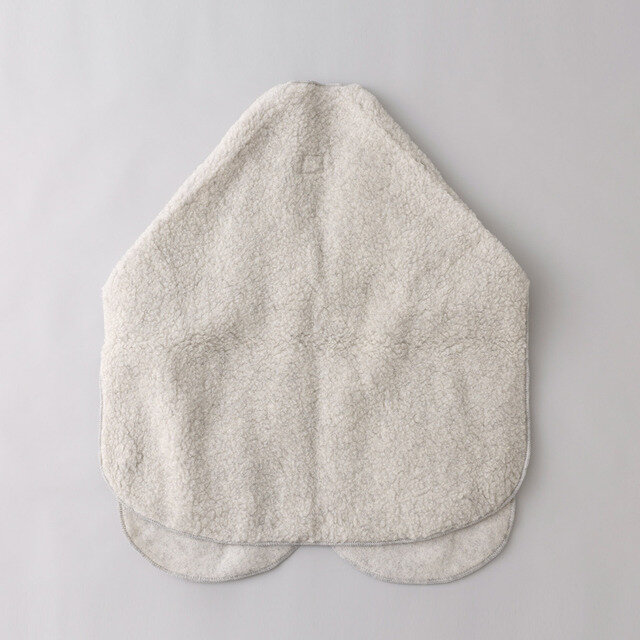 バックスタイルは無駄のないシンプルなラインで、ふんわりと背中全体を包み込むデザイン。