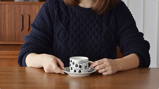 女性の手にもちょうど良い小さめサイズのコーヒーカップ&ソーサー。緑茶や紅茶も合いますよ◎