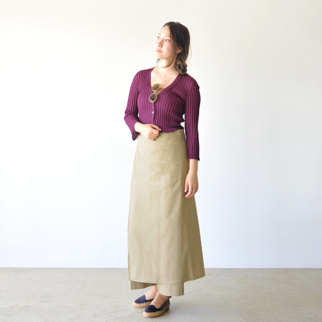 モデル:164cm / 46kg
color : purple(col.81) / size : M
羽織としてはもちろん、薄手でごわつかないのでタックインスタイルもおすすめですよ◎