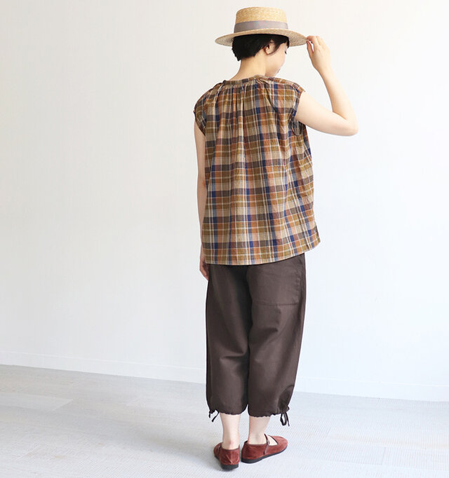 身幅は広めのシルエットで着丈はやや短め。
