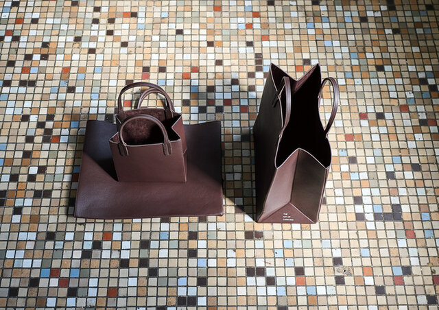 左)Carton S ¥36,300(tax in)/Carton L ¥49,500(tax in) 右)Carton M ¥44,000(tax in)