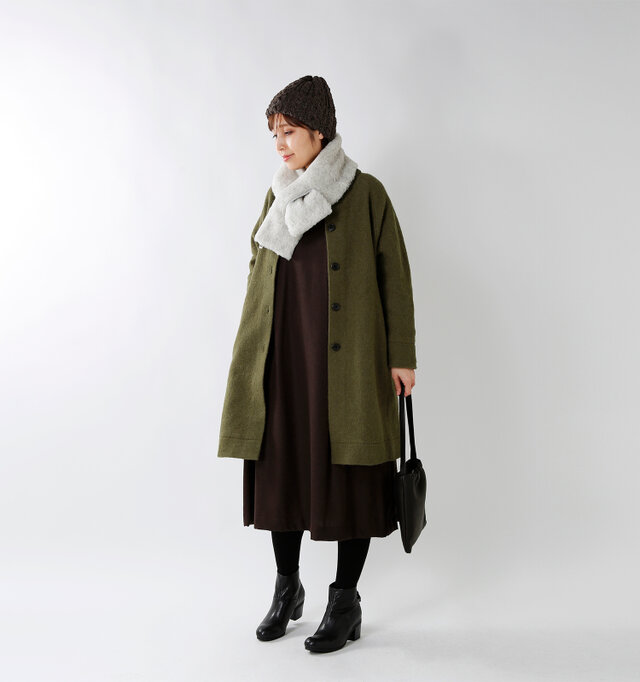 model yama:167cm / 49kg
color : khaki / size : F
柔らかなウール生地の優しい質感と温もりが楽しめるロングコート。アウターの中に重ねることもできます。デイリーコーデに高い着回し力を発揮してくれるベーシックなデザインです。
