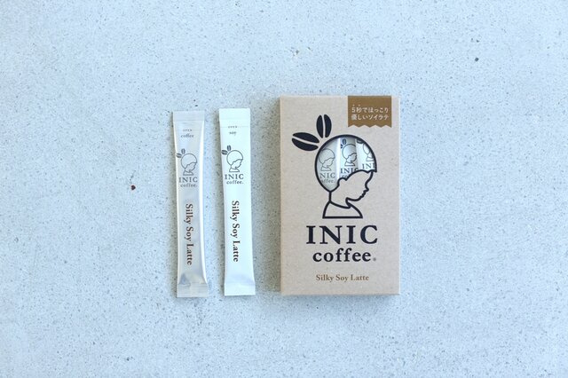 「Silky Soy latte」は、コーヒー6本・ソイ6本、計12本の箱入りセット。スティックの下部に「coffee」「soy」と書いてあるので、飲む前に確認を!