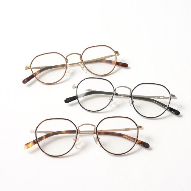 メタリックな「demi」「navy」のコンビと、レザーのようなテクスチャとアンティークゴールドを組み合わせた「leather brown」の3色展開。合わせるスタイルを選ばず、コーディネートにさりげなく馴染みます。