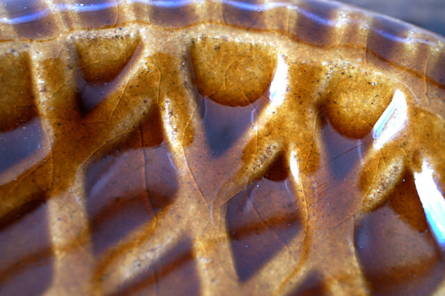 釉薬と素地の間にできたヒビ模様の「貫入」が見られるものもあります。