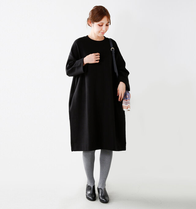 model yama:167cm / 49kg
color : black / size : 2
二次会や入学式など、かしこまったシーンにもフィットする素材です。もちろん普段着としても◎