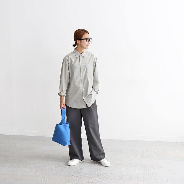 スポーティなスラックスに合わせたワントーンコーディネートもおすすめ